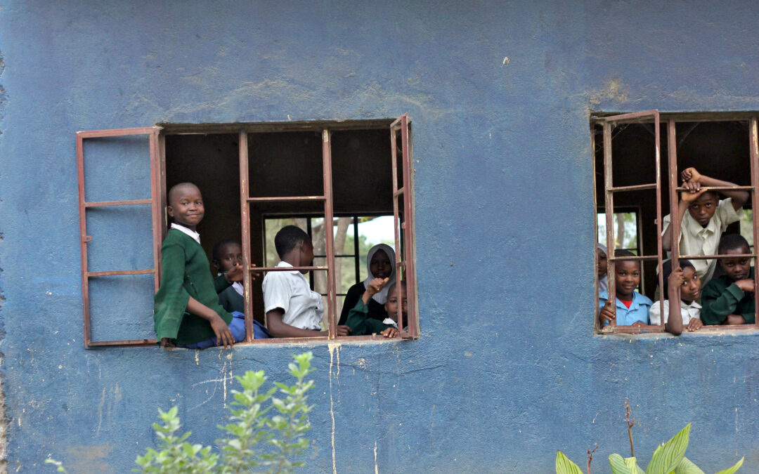 Enfant de l'école de Majengo, assis sur le rebord de la fenêtre de la classe.