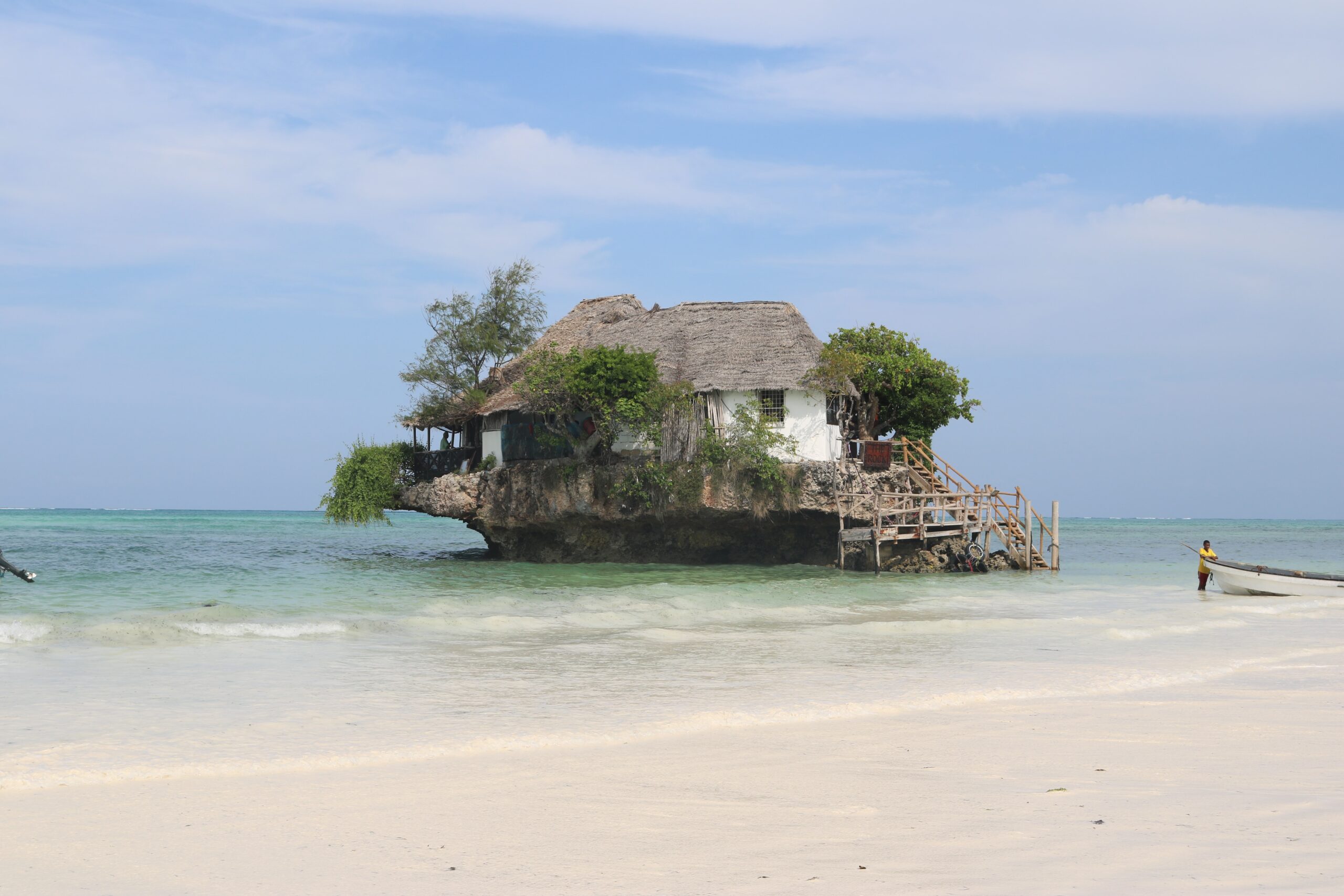 Le Rock restaurant à Zanzibar. Restaurant posé sur un rocher dans la mer.