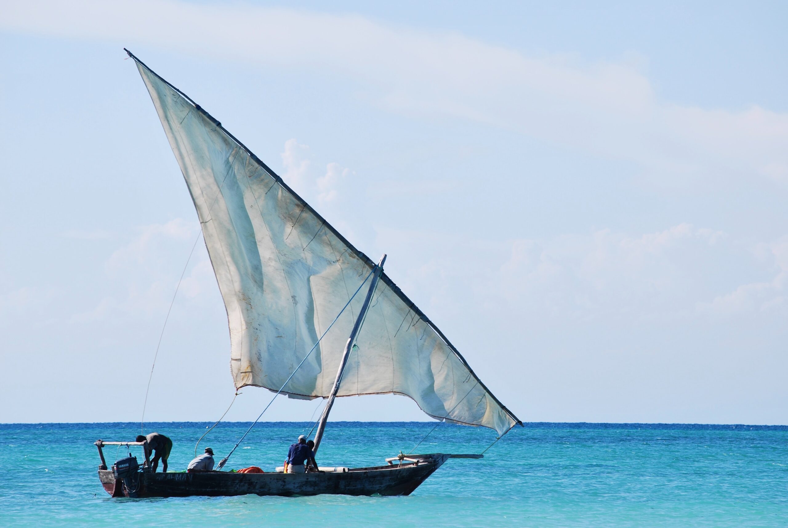 Pêcheurs dans un bateau à voile, voguant sur la mer à Zanzibar.