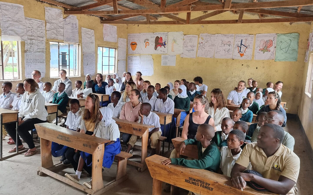 Élèves ostéopathes en classe avec les élèves de l'école Majengo.