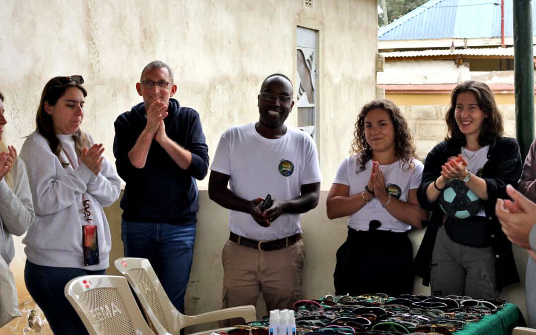 Franck, Elly et un groupe de personne entourant les lunettes qui ont été collectées.