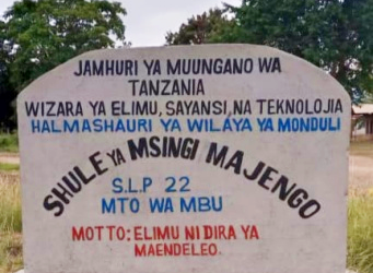 Panneau d'entrée de l'école de Majengo.