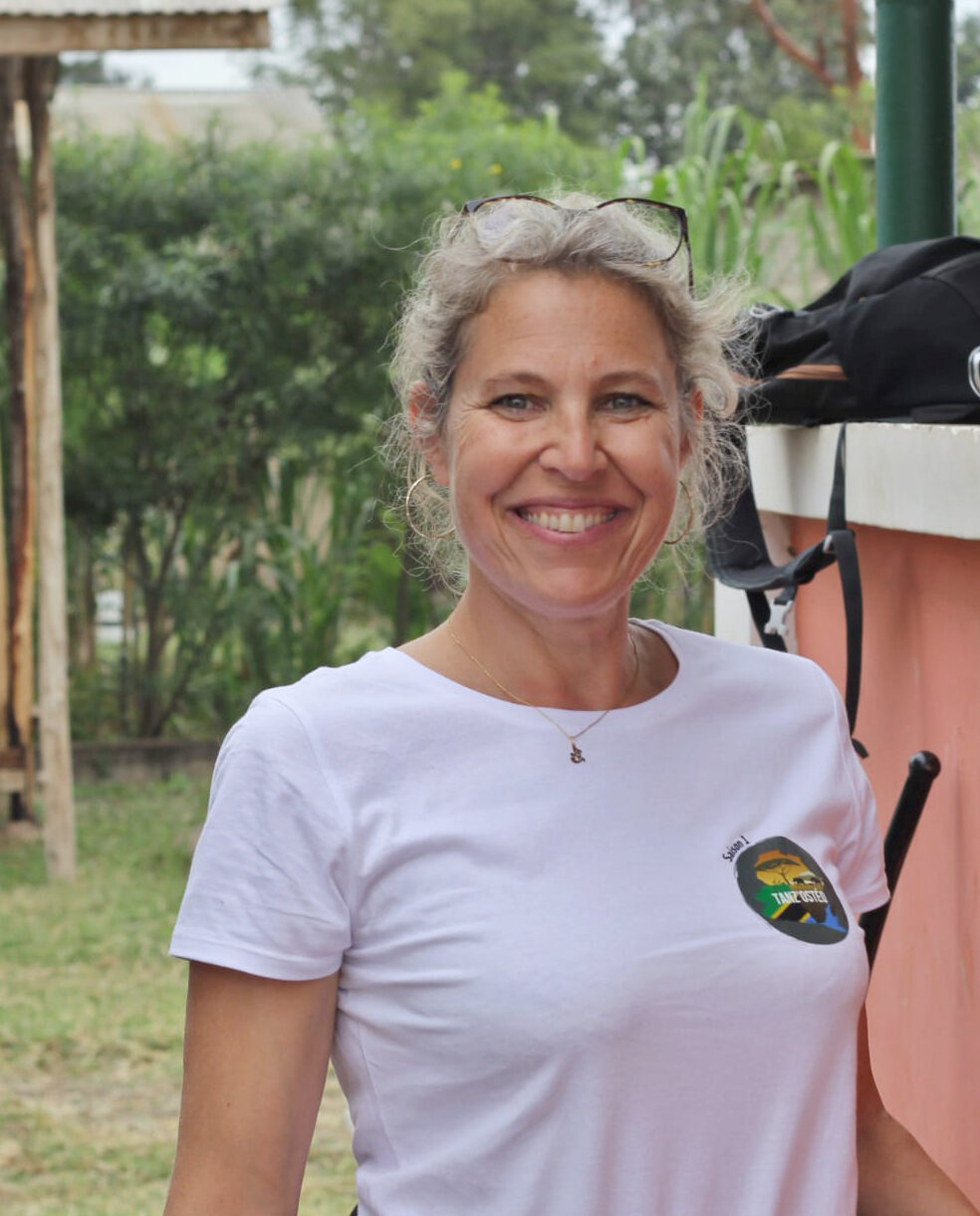 Claire très souriante, lors de l'expédition de l'école d'ostéopathie en Tanzanie.