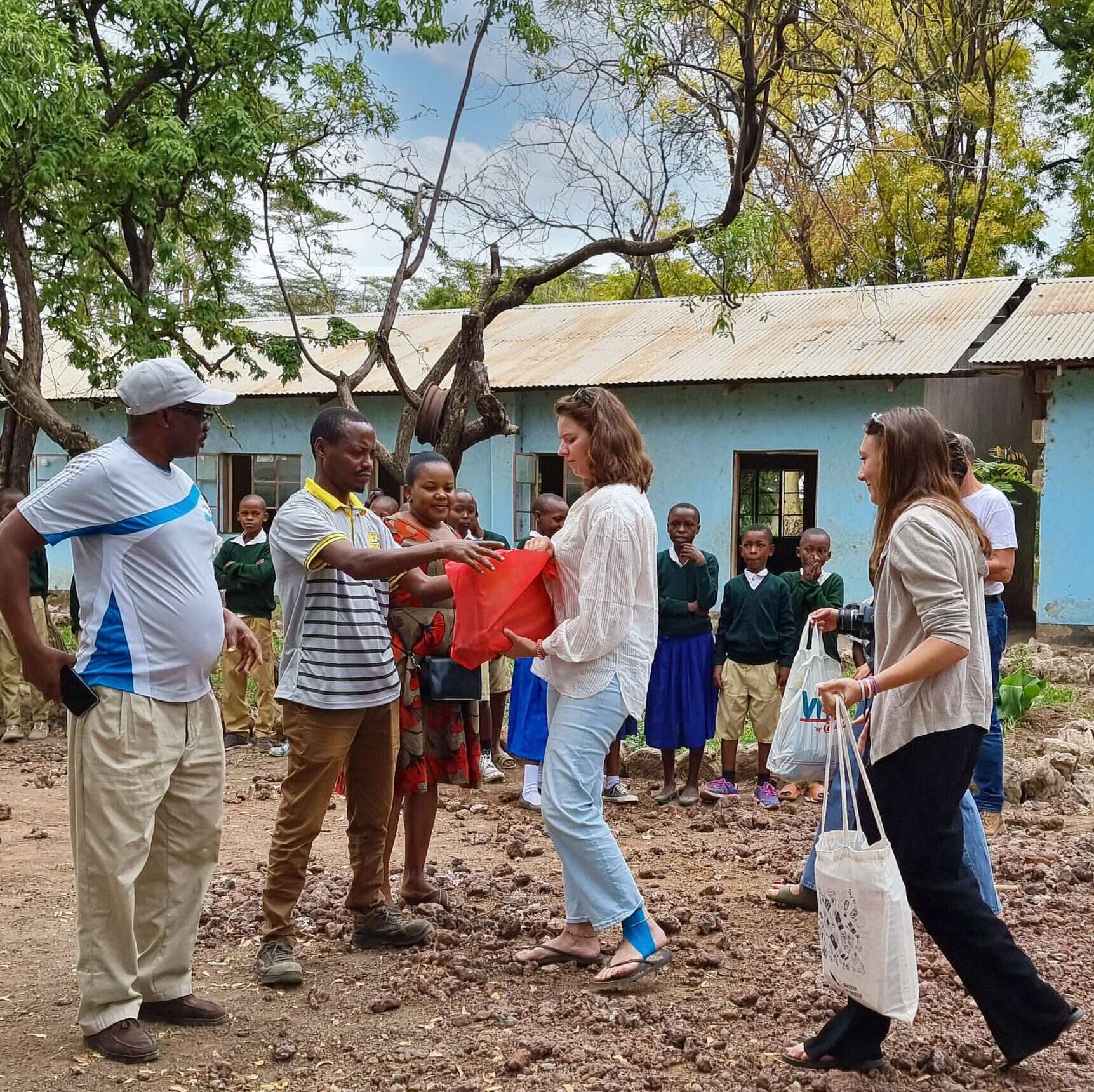 Élève ostéopathe donnant du matériel aux enseignants de l'école Majengo.