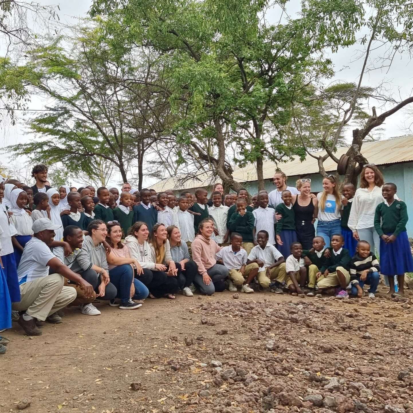 Photo de groupe avec l'ensemble des élèves ostéopathes et des écoliers de l'école Majengo.