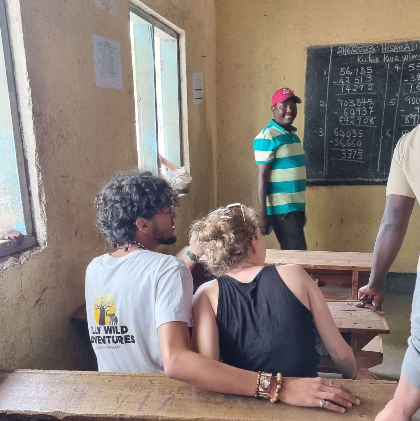 Élèves ostéopathes écoutant le cours de mathématiques de la classe primaire de l'école Majengo.