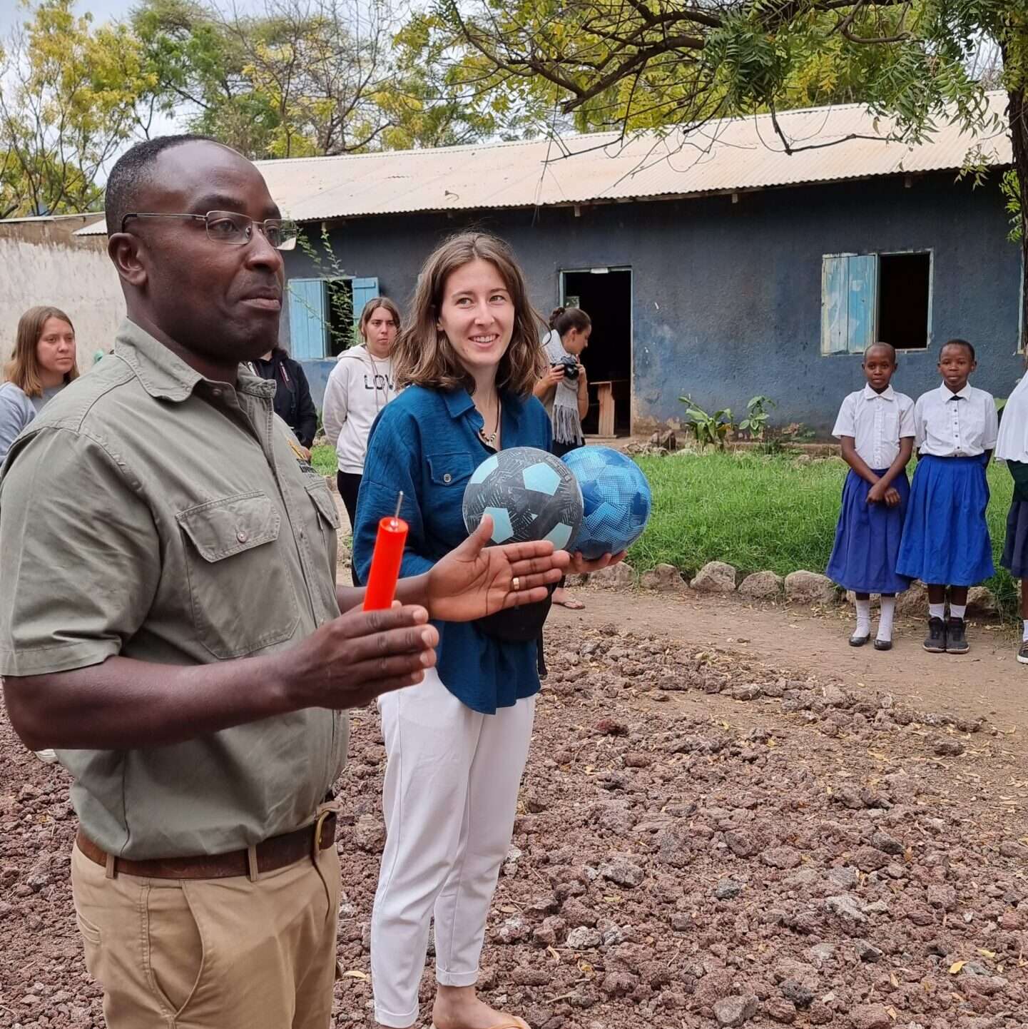 Elly et une élève ostéopathe tiennent des ballons qu'ils vont offrir aux enfants.