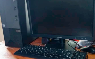 Ordinateur avec son clavier et sa souris, posés sur un bureau.