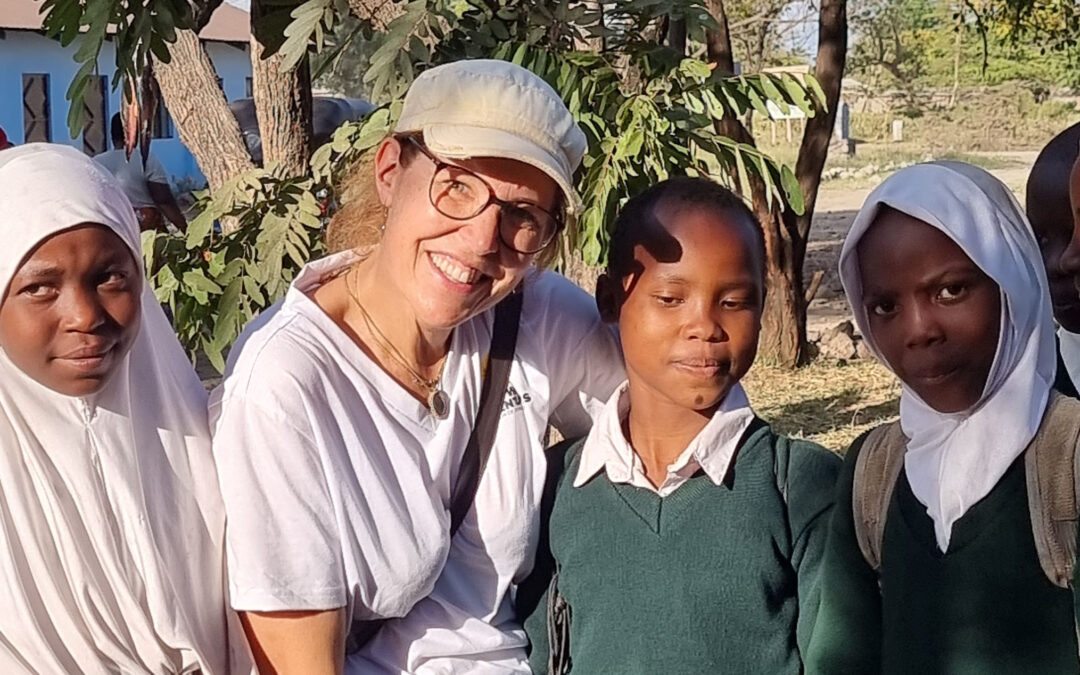 Groupe de filles, dont Claire, Rozalia et Malfia lors d'un safari en Tanzanie.