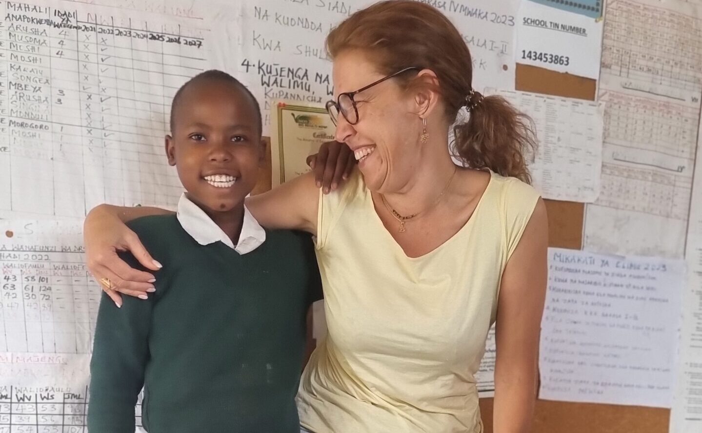 Rozalia et Claire, très souriantes et se tenant par la taille, dans une école lors d'un safri en Tanzanie.